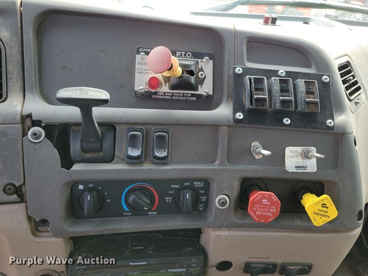 image for item NV9760 2004 Sterling AT9500 semi truck