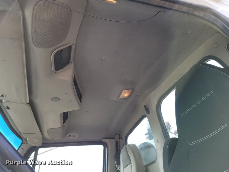 image for item NV9760 2004 Sterling AT9500 semi truck