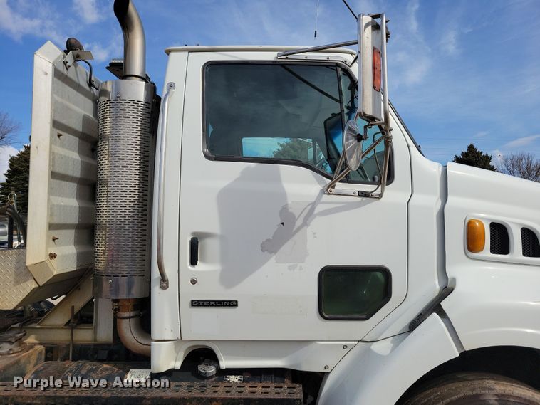 image for item NV9760 2004 Sterling AT9500 semi truck