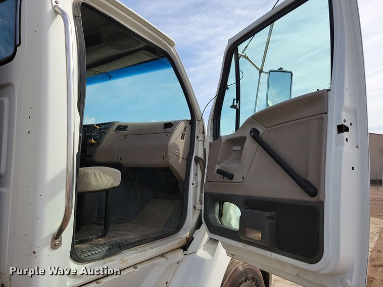 image for item NV9760 2004 Sterling AT9500 semi truck