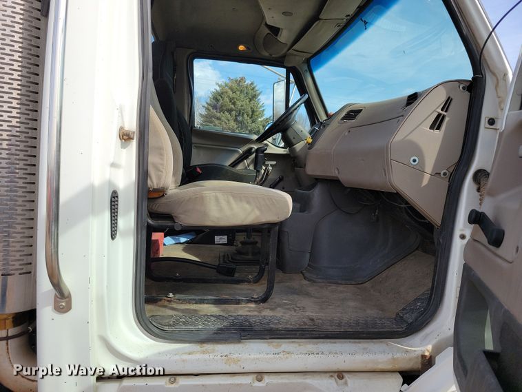 image for item NV9760 2004 Sterling AT9500 semi truck