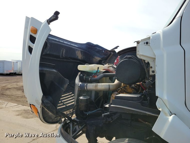 image for item NV9760 2004 Sterling AT9500 semi truck