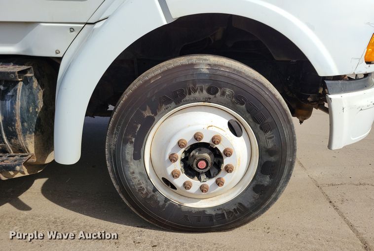 image for item NV9760 2004 Sterling AT9500 semi truck