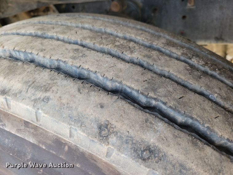 image for item NV9760 2004 Sterling AT9500 semi truck