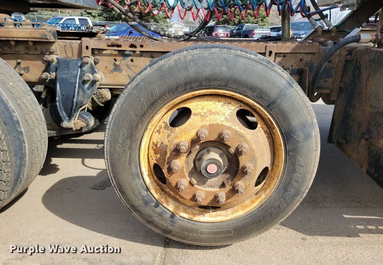 image for item NV9760 2004 Sterling AT9500 semi truck