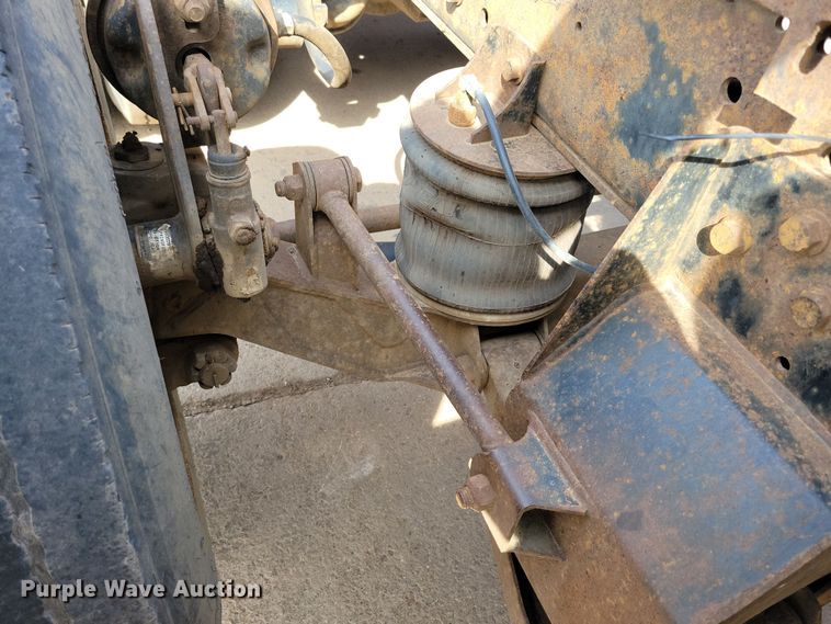 image for item NV9760 2004 Sterling AT9500 semi truck