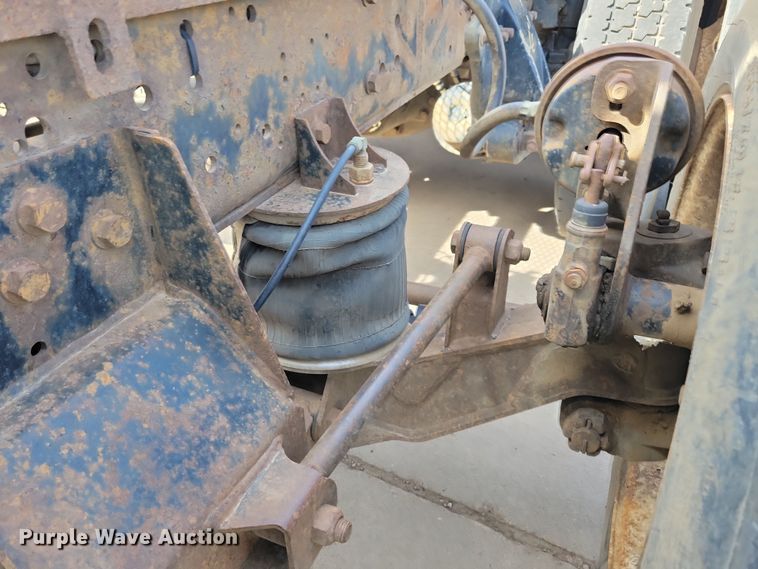 image for item NV9760 2004 Sterling AT9500 semi truck