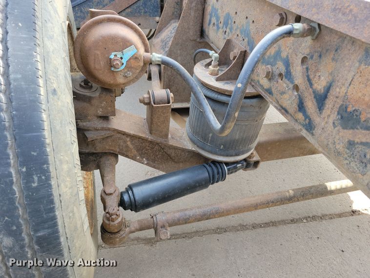 image for item NV9760 2004 Sterling AT9500 semi truck