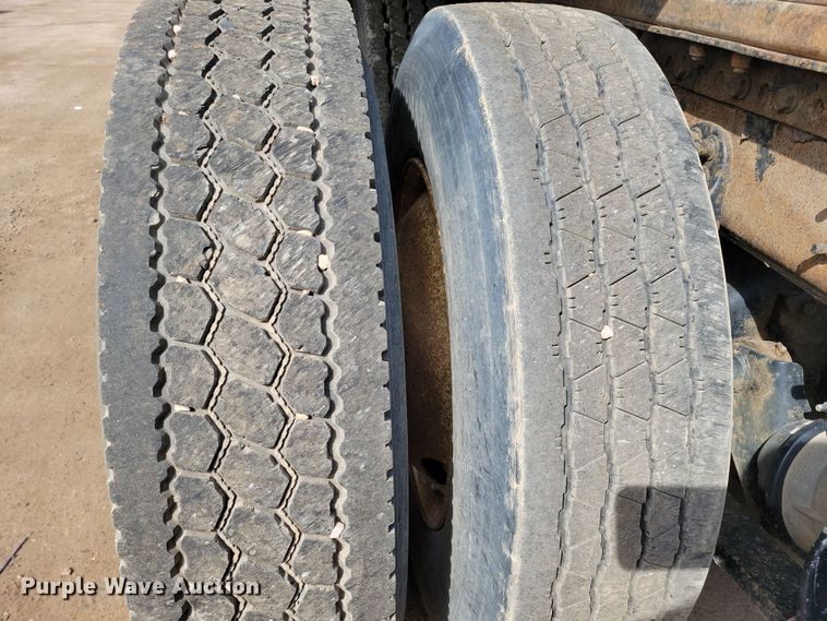 image for item NV9760 2004 Sterling AT9500 semi truck