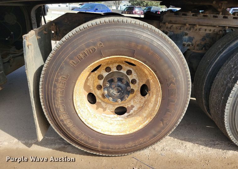 image for item NV9760 2004 Sterling AT9500 semi truck