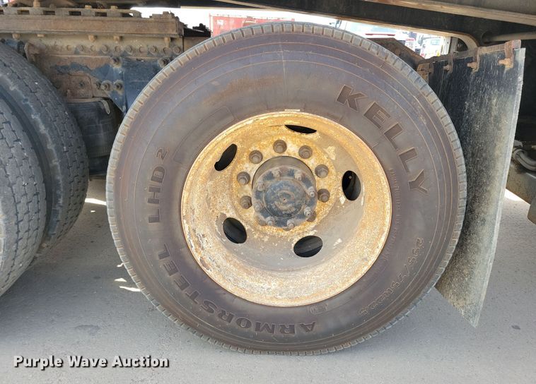 image for item NV9760 2004 Sterling AT9500 semi truck