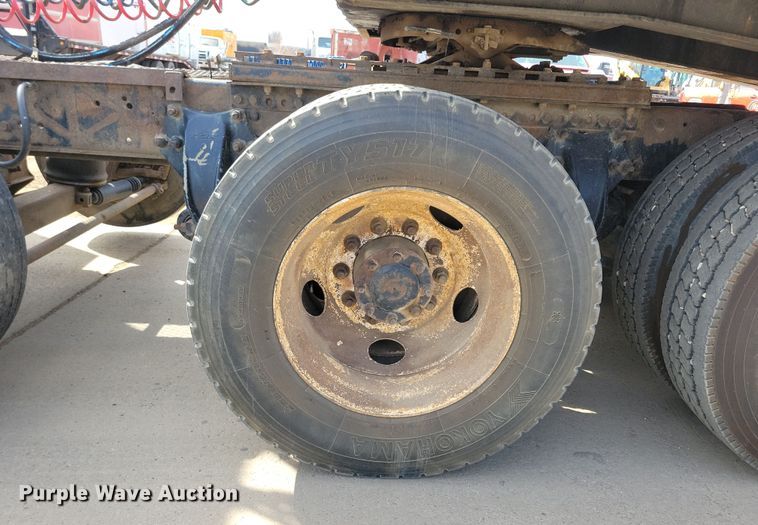 image for item NV9760 2004 Sterling AT9500 semi truck