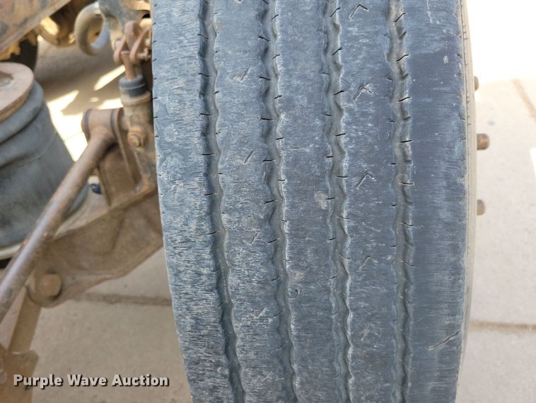 image for item NV9760 2004 Sterling AT9500 semi truck