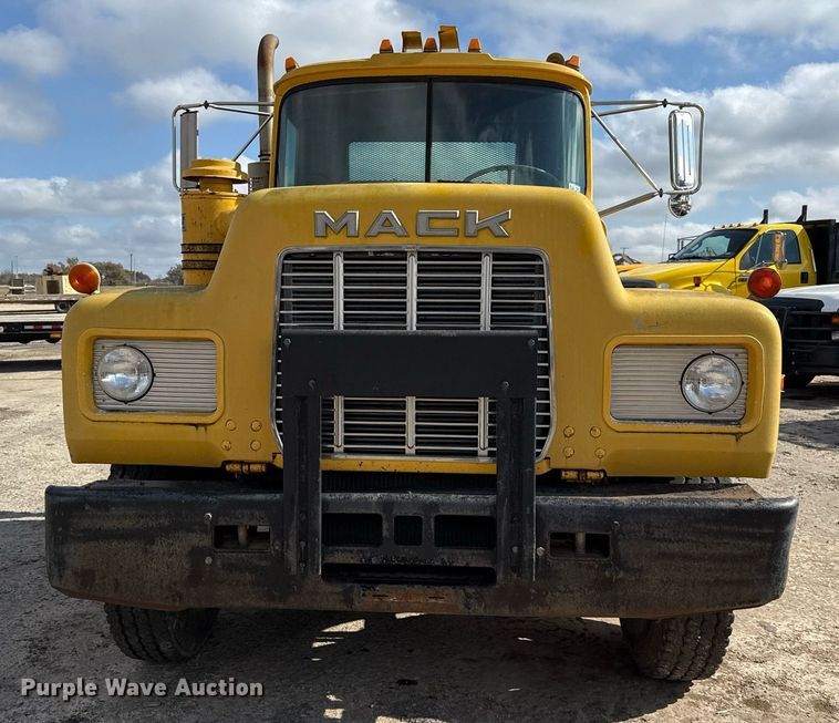 image for item DJ0924 1985 Mack R686T semi truck