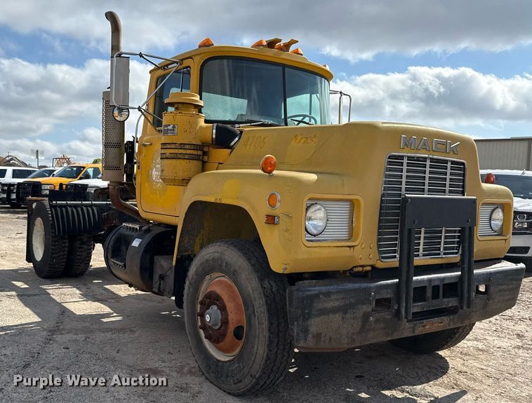 image for item DJ0924 1985 Mack R686T semi truck