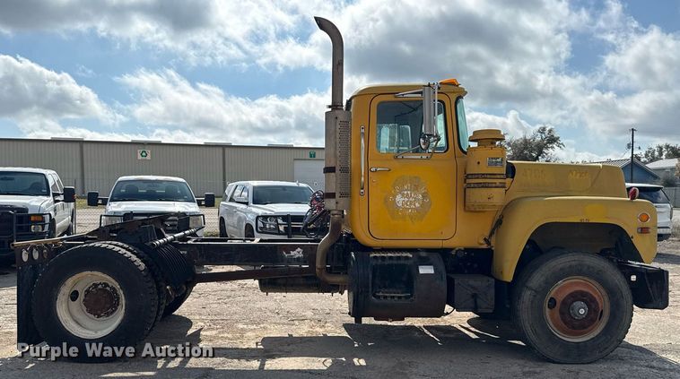 image for item DJ0924 1985 Mack R686T semi truck