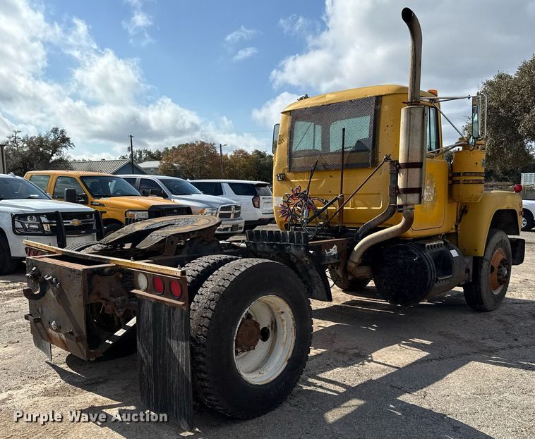 image for item DJ0924 1985 Mack R686T semi truck
