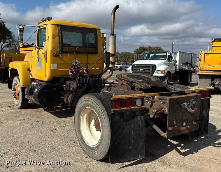 image for item DJ0924 1985 Mack R686T semi truck