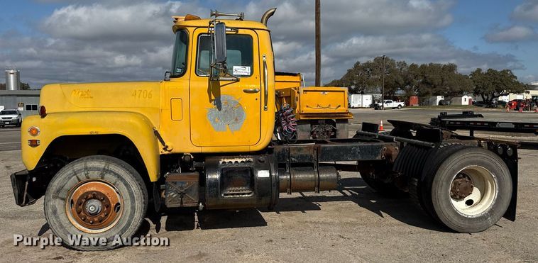 image for item DJ0924 1985 Mack R686T semi truck