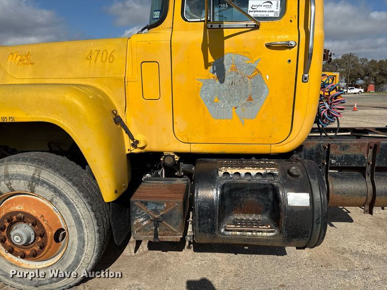 image for item DJ0924 1985 Mack R686T semi truck