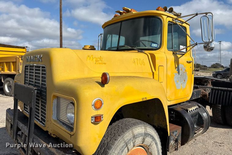 image for item DJ0924 1985 Mack R686T semi truck