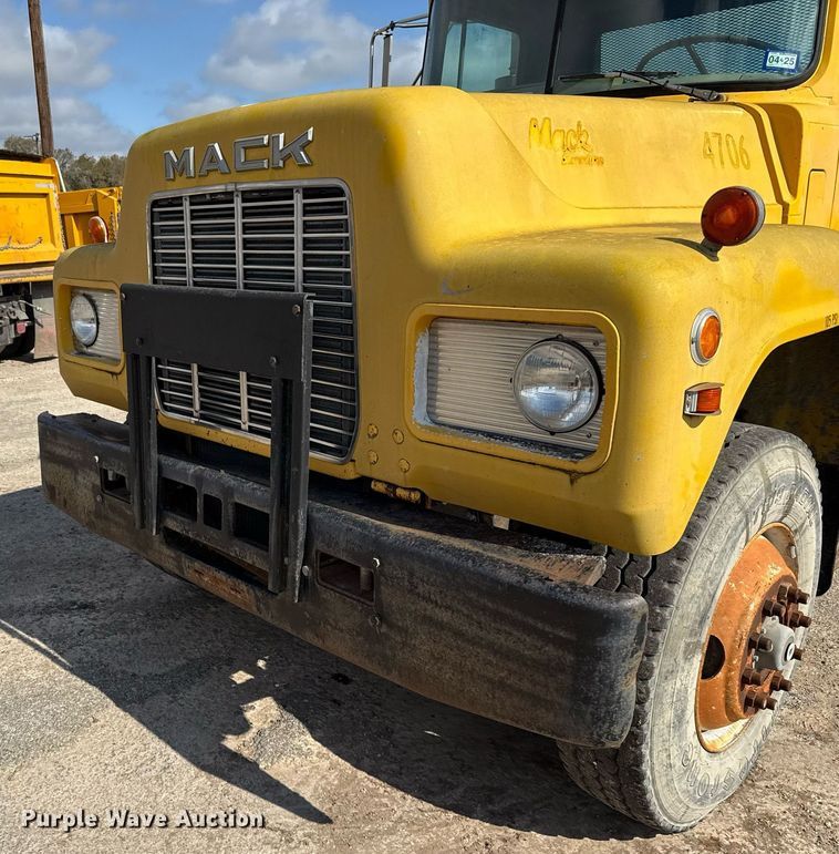 image for item DJ0924 1985 Mack R686T semi truck