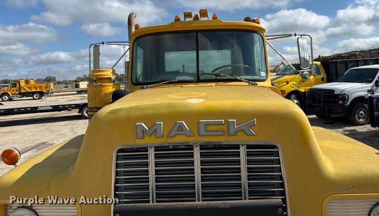 image for item DJ0924 1985 Mack R686T semi truck