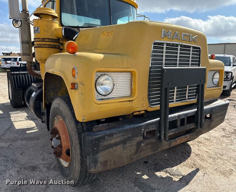 image for item DJ0924 1985 Mack R686T semi truck