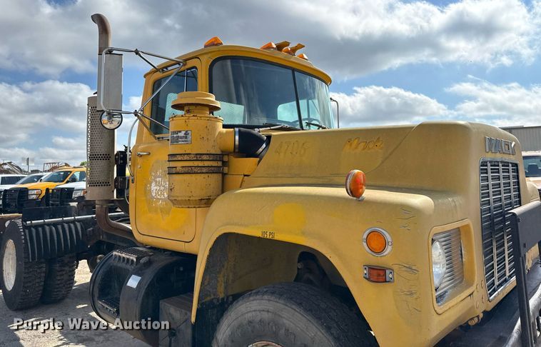 image for item DJ0924 1985 Mack R686T semi truck