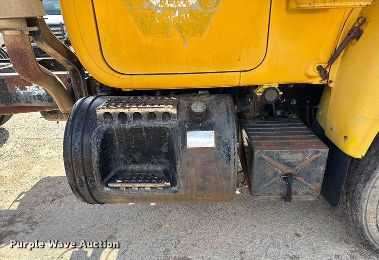 image for item DJ0924 1985 Mack R686T semi truck