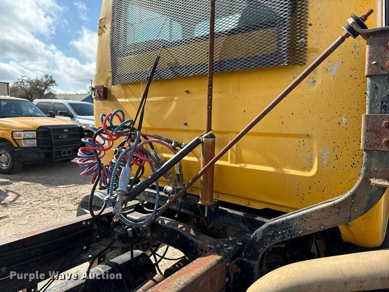 image for item DJ0924 1985 Mack R686T semi truck