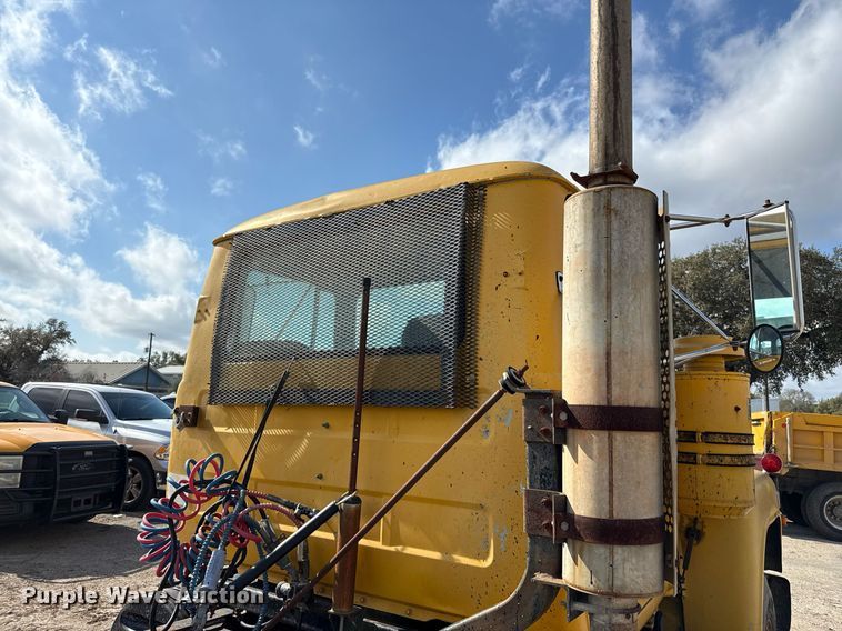 image for item DJ0924 1985 Mack R686T semi truck