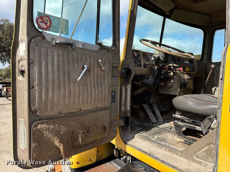 image for item DJ0924 1985 Mack R686T semi truck