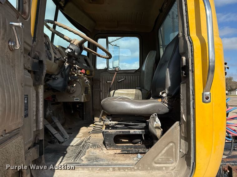 image for item DJ0924 1985 Mack R686T semi truck