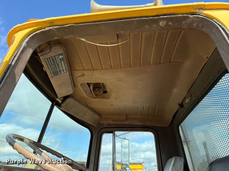 image for item DJ0924 1985 Mack R686T semi truck