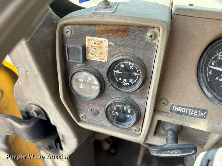 image for item DJ0924 1985 Mack R686T semi truck