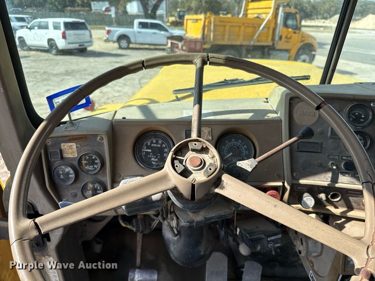 image for item DJ0924 1985 Mack R686T semi truck