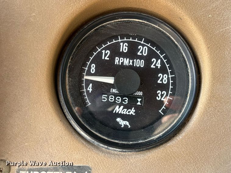 image for item DJ0924 1985 Mack R686T semi truck