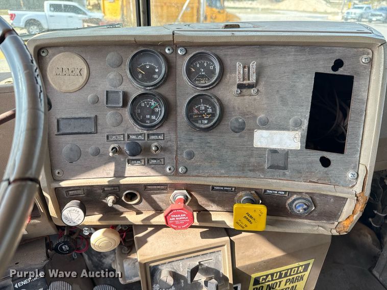 image for item DJ0924 1985 Mack R686T semi truck