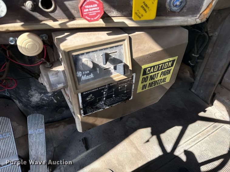 image for item DJ0924 1985 Mack R686T semi truck