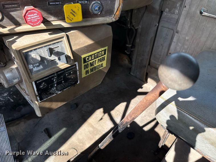 image for item DJ0924 1985 Mack R686T semi truck