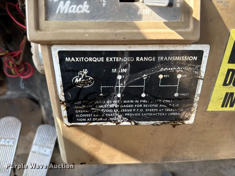 image for item DJ0924 1985 Mack R686T semi truck