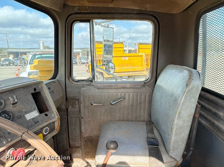 image for item DJ0924 1985 Mack R686T semi truck