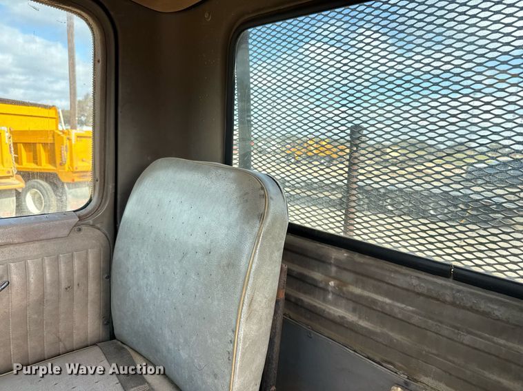 image for item DJ0924 1985 Mack R686T semi truck