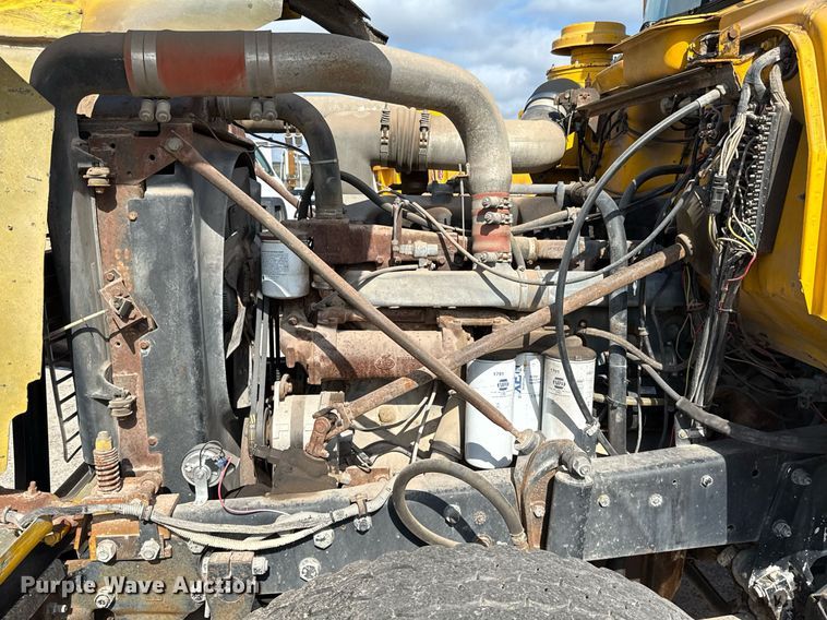 image for item DJ0924 1985 Mack R686T semi truck