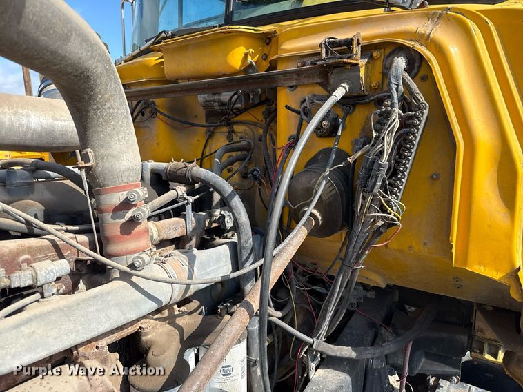 image for item DJ0924 1985 Mack R686T semi truck