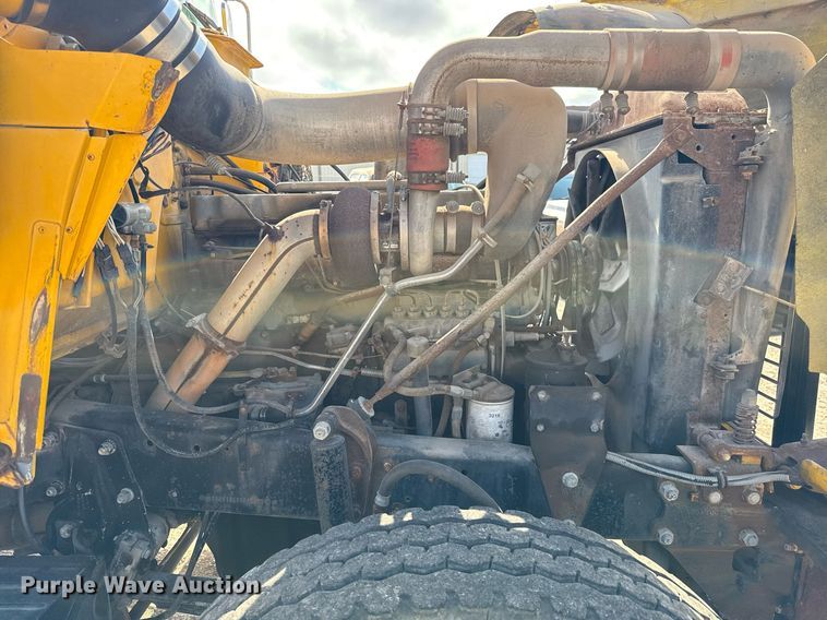 image for item DJ0924 1985 Mack R686T semi truck