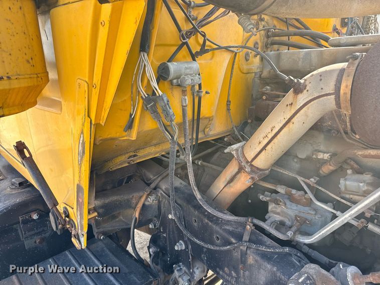 image for item DJ0924 1985 Mack R686T semi truck