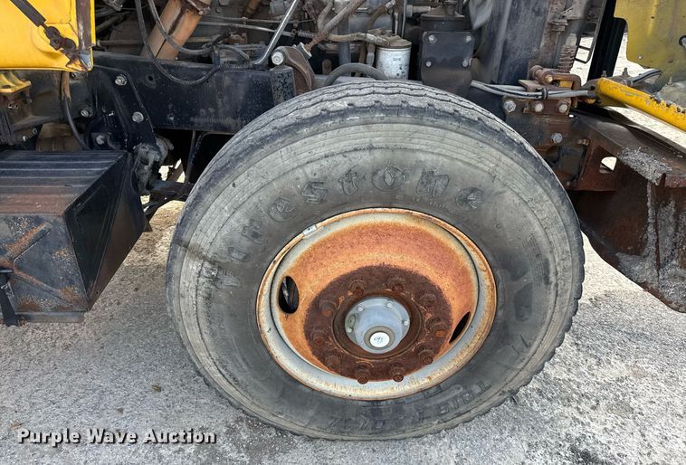 image for item DJ0924 1985 Mack R686T semi truck