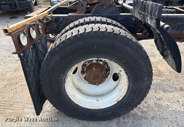 image for item DJ0924 1985 Mack R686T semi truck